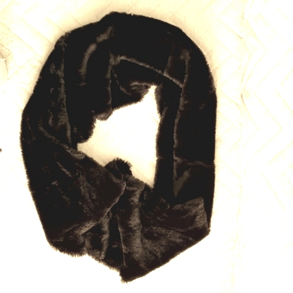 ❄️ ( Forever 21 ) Plush Cozy Faux Fur Infinity Scarf - Picture 2 of 4